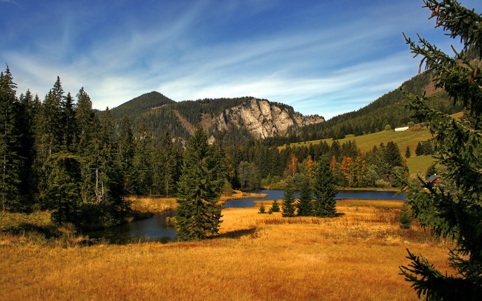 开云体育-足球高校联盟加强跨省市技术合作，高校足球联赛历届排行